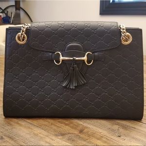 Gucci handbag with golden chain details.